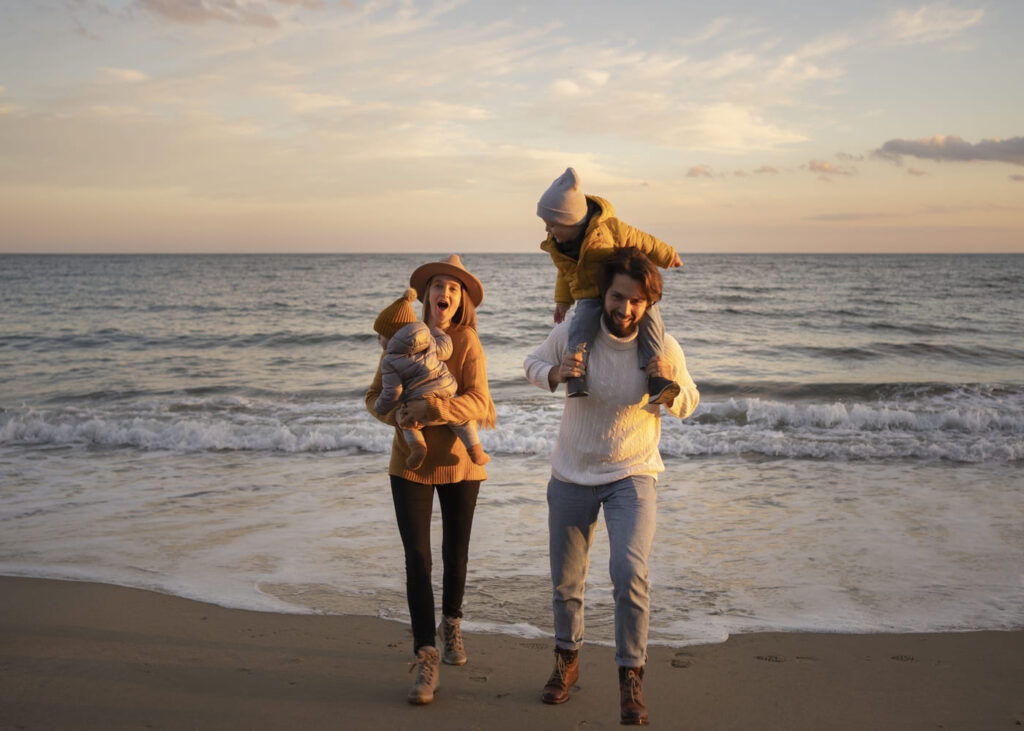 couple-de-parents-qui-sont-a-la-mer-avec-leurs-enfants