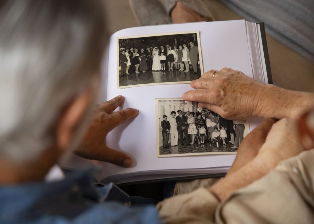couple-de-personnes-ages-qui-regardent-un-album-photos