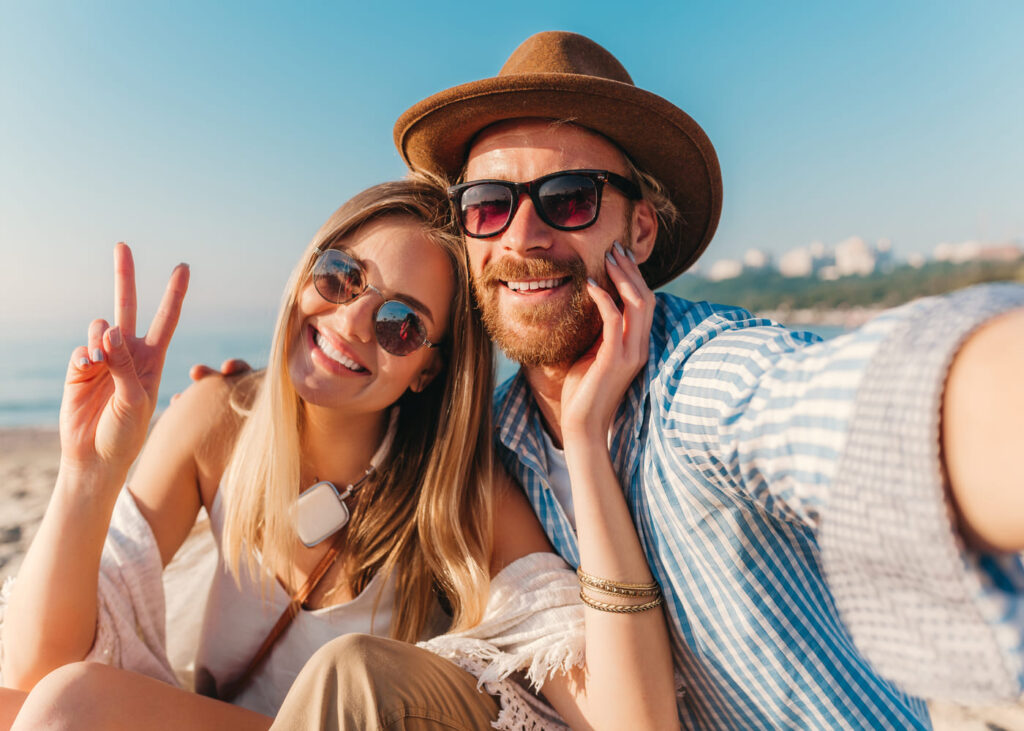 couple-heureux-qui-se-prend-en-selfie-sur-la-plage