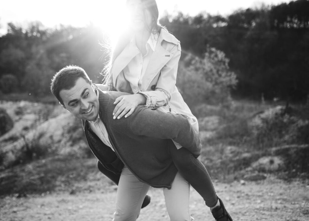 couple-qui-s-amuse-en-pleine-nature-avec-femme-sur-le-dos-d-un-homme