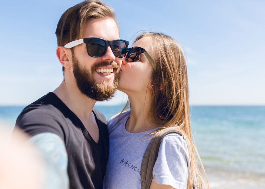 couple-qui-se-prend-en-photo-en-vacances-devant-la-mer