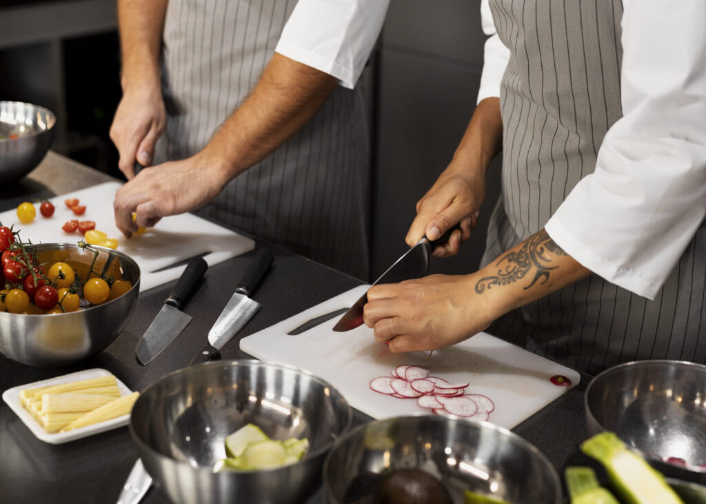 deux-chefs-cote-a-cote-en-train-de-cuisiner-gros-plan-avant-bras