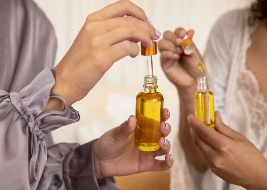 deux-femmes-qui-tiennent-chacune-un-flacon-avec-pipette
