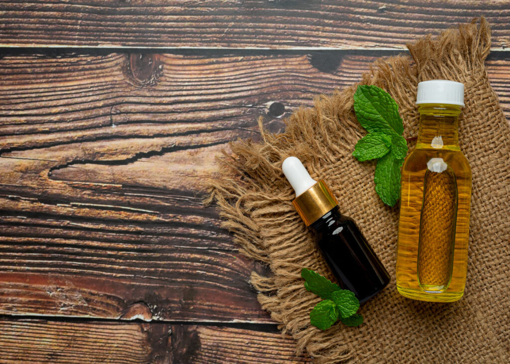 deux-petites-bouteilles-d-huile-posees-sur-une-table-en-bois