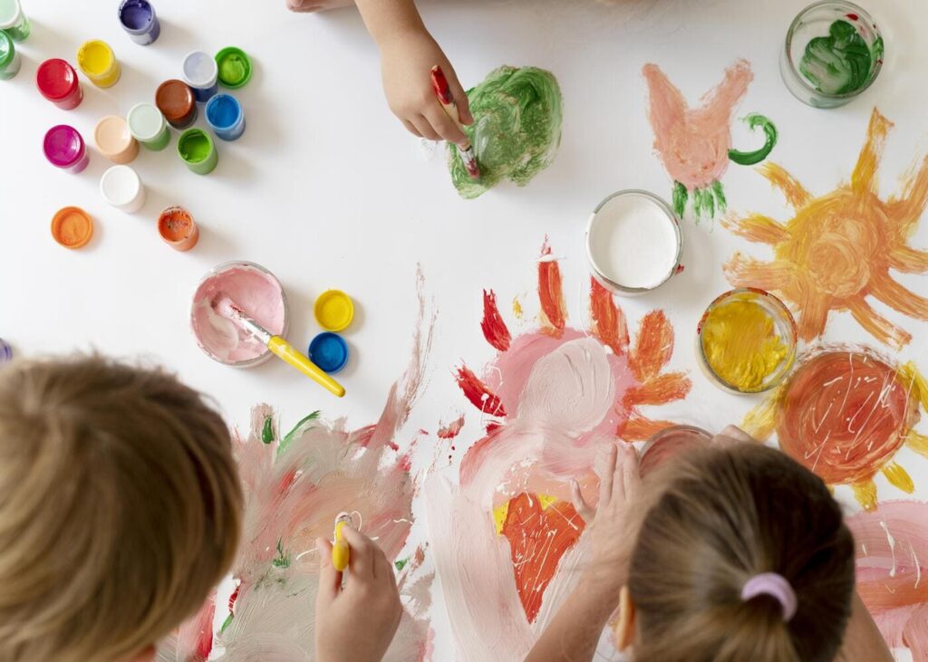 enfants-qui-font-de-la-peinture-sur-une-toile-blanche