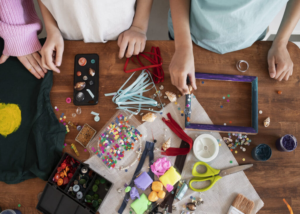 enfants-qui-font-un-atelier-creatif-a-la-maison.jpg