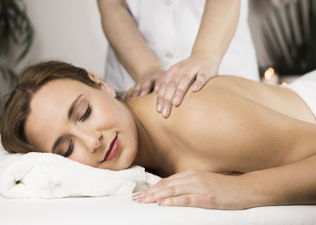 femme-allongee-sur-une-table-qui-recoit-un-message