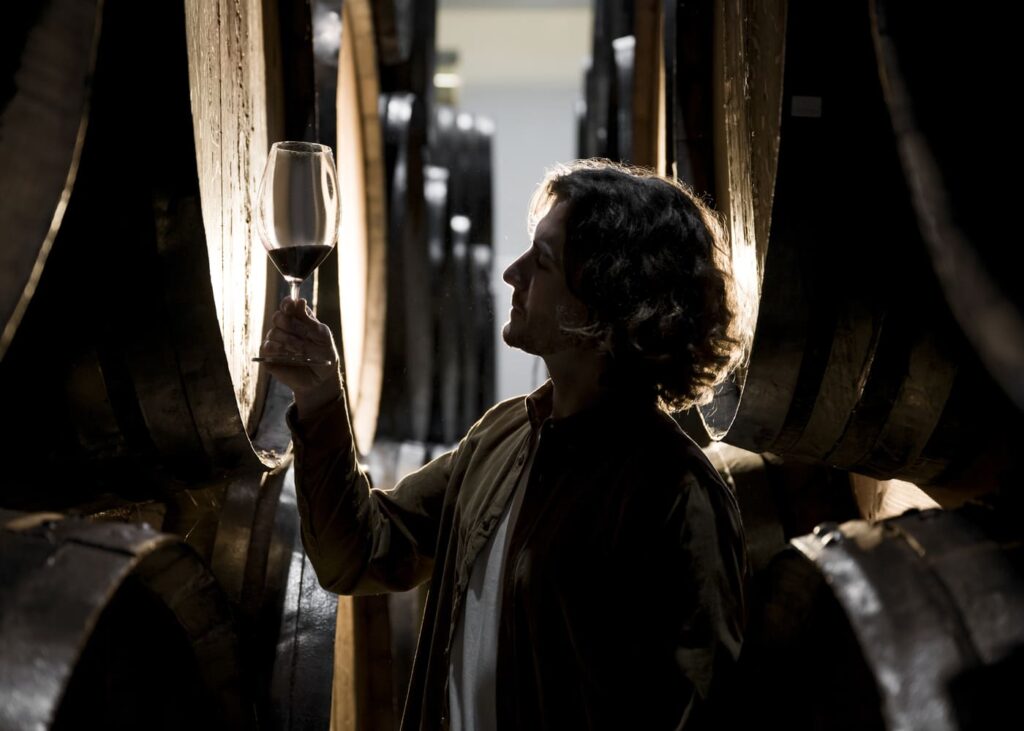 femme-dans-une-cave-a-vin-qui-tient-un-verre