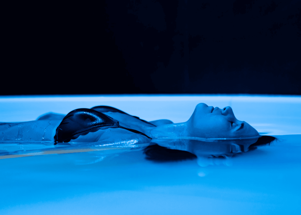 femme-en-train-de-faire-une-seance-de-flottaison-en-isolation-sensorielle