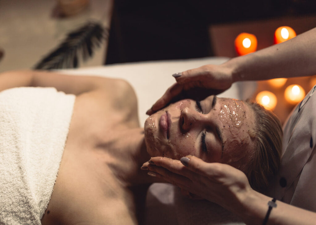 femme-qui-fait-un-soin-du-visage-dans-un-institut
