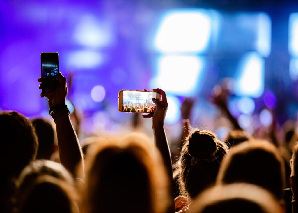 femme-qui-filme-avec-son-telephone-dans-la-fosse-d-un-concert.jpg