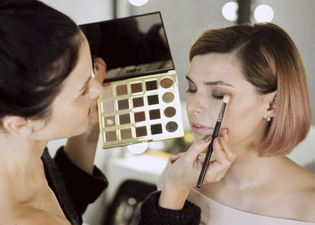 femme-qui-maquille-un-modele.jpg
