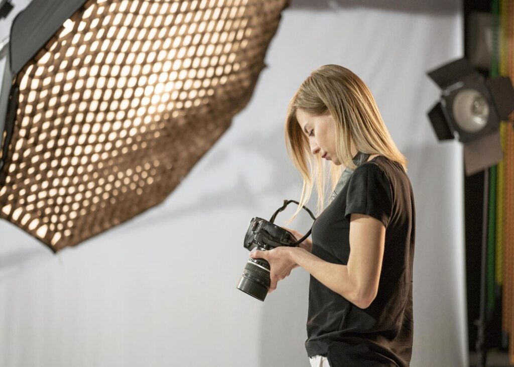 femme-qui-regarde-son-appareil-photo-dans-un-studio