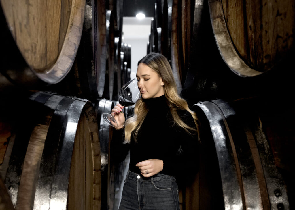 femme-qui-sent-son-verre-de-vin-dans-une-cave