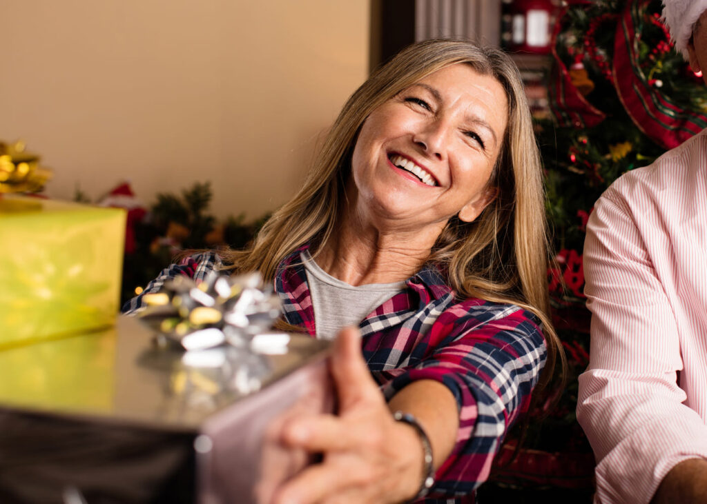 femme-qui-sourit-en-recevant-des-cadeaux