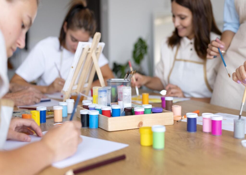 femmes-qui-peignent-toutes-ensemble-autour-d-une-table