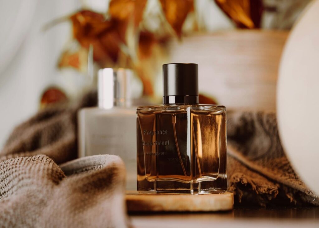 flacons-de-parfum-poses-sur-une-table.jpg