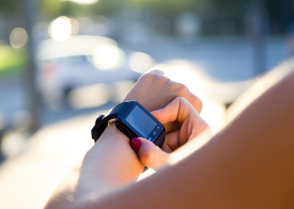 gros-plain-d-une-femme-qui-utilise-sa-montre-connectee