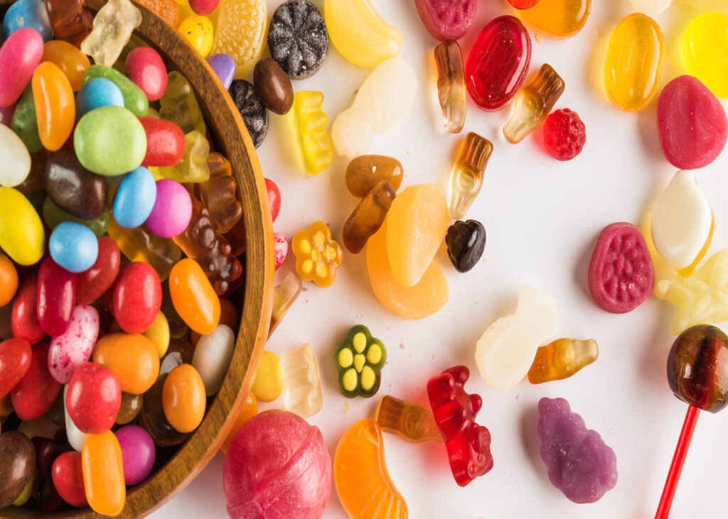 gros-plan-d-un-bol-de-bonbons-colores