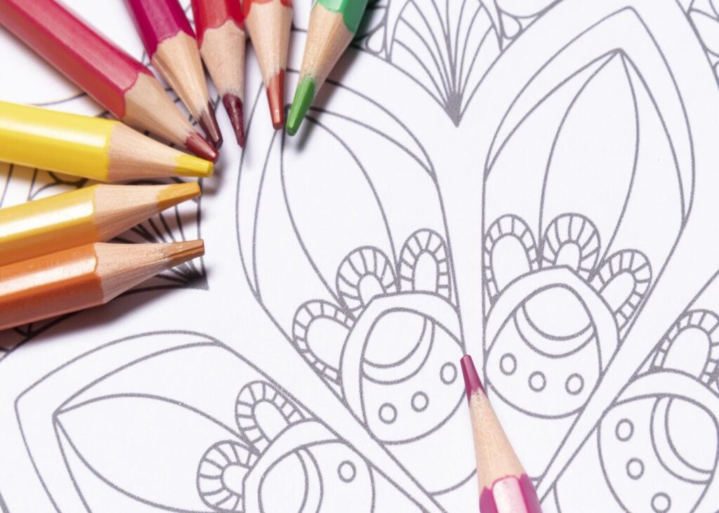 gros-plan-d-un-coloriage-avec-des-crayons-de-couleurs