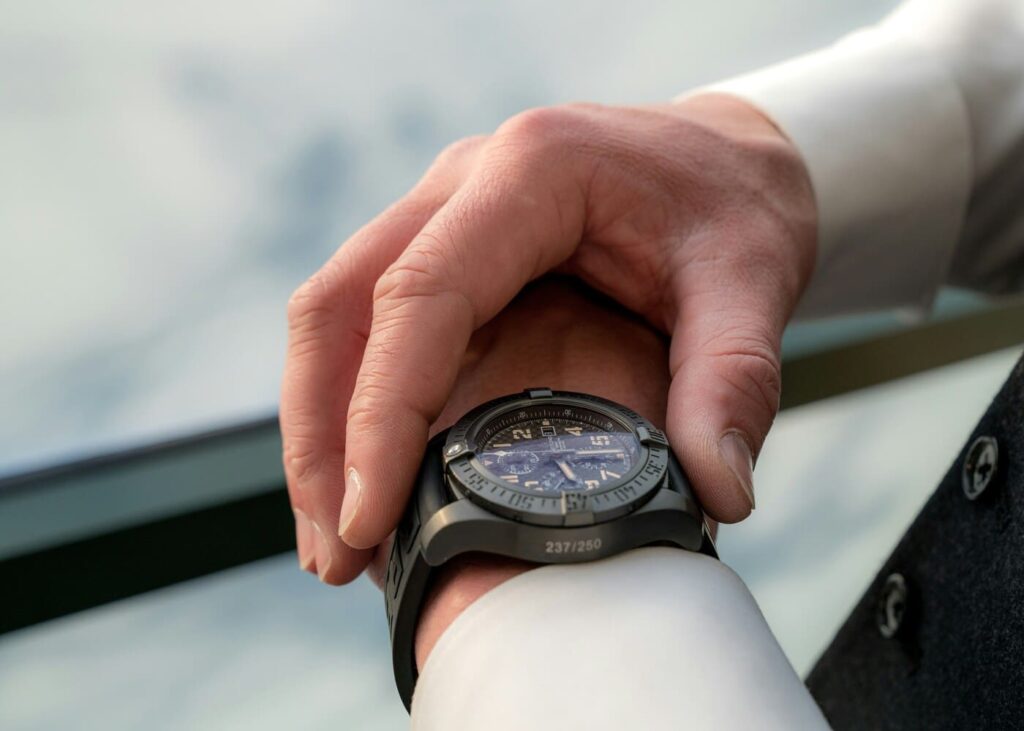 gros-plan-d-un-homme-qui-regarde-la-montre-a-son-poignet