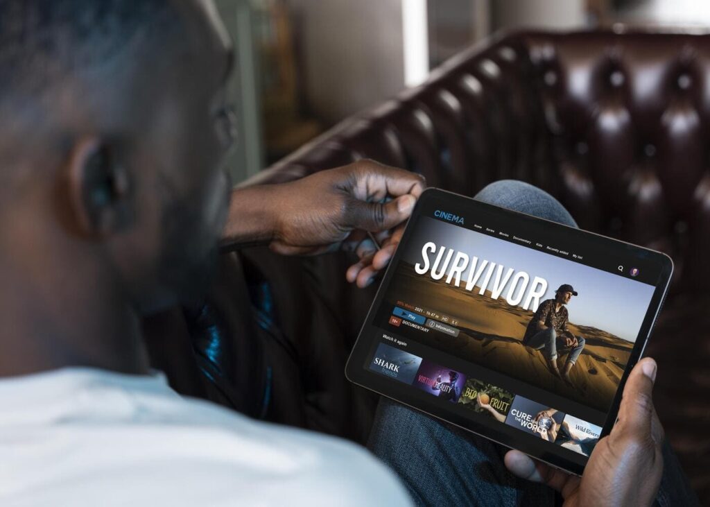 gros-plan-d-un-homme-qui-regarde-netflix-sur-sa-tablette