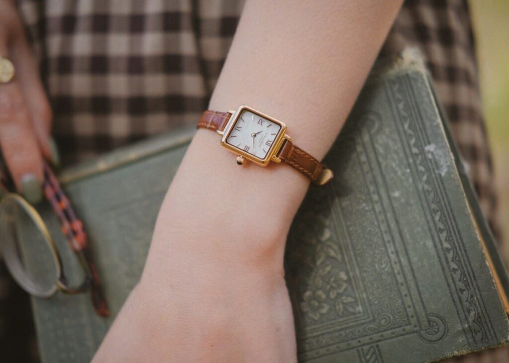 gros-plan-d-un-poignet-de-femme-avec-une-montre