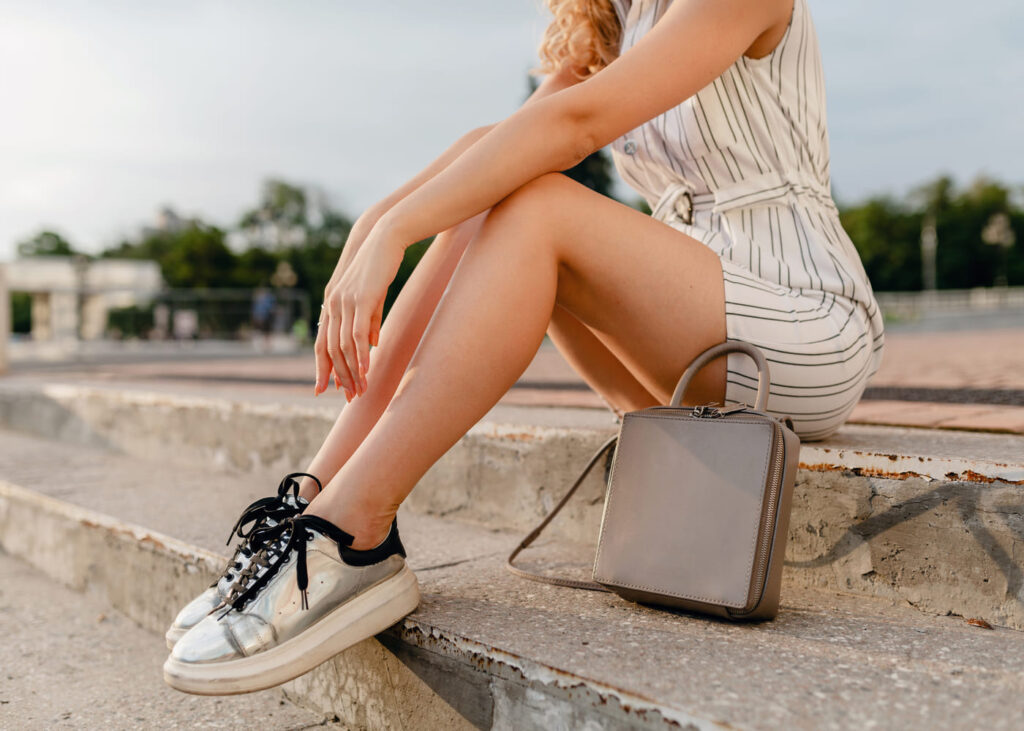 gros-plan-d-une-femme-en-baskets-assise-sur-des-marches
