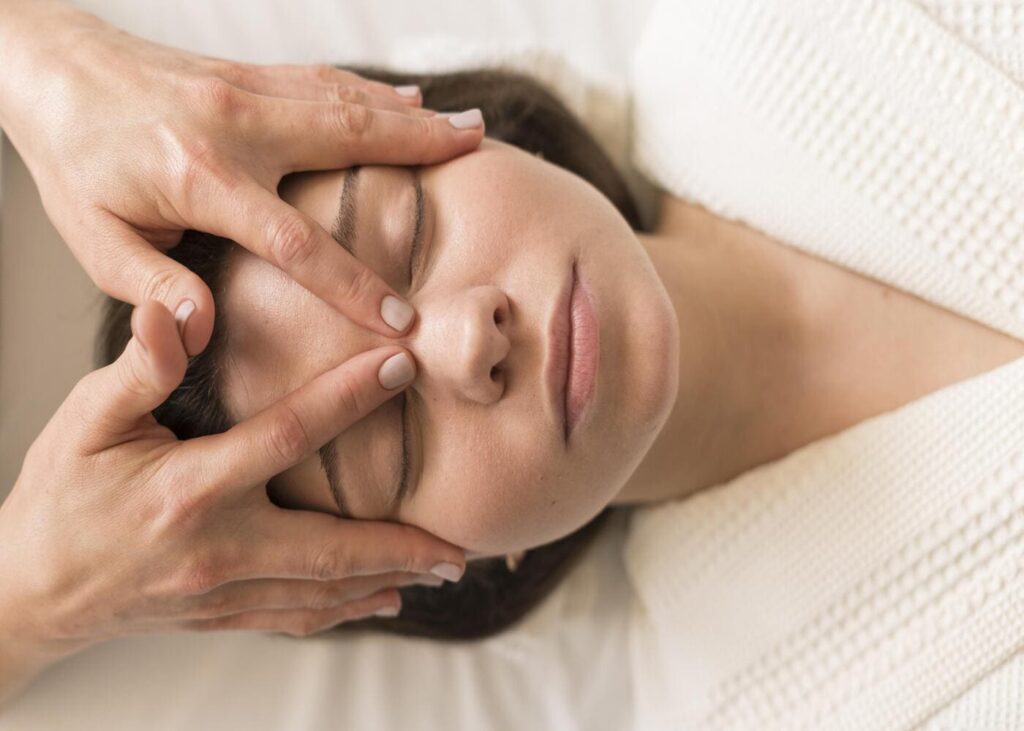 gros-plan-d-une-femme-qui-profite-d-un-massage-du-visage.jpg