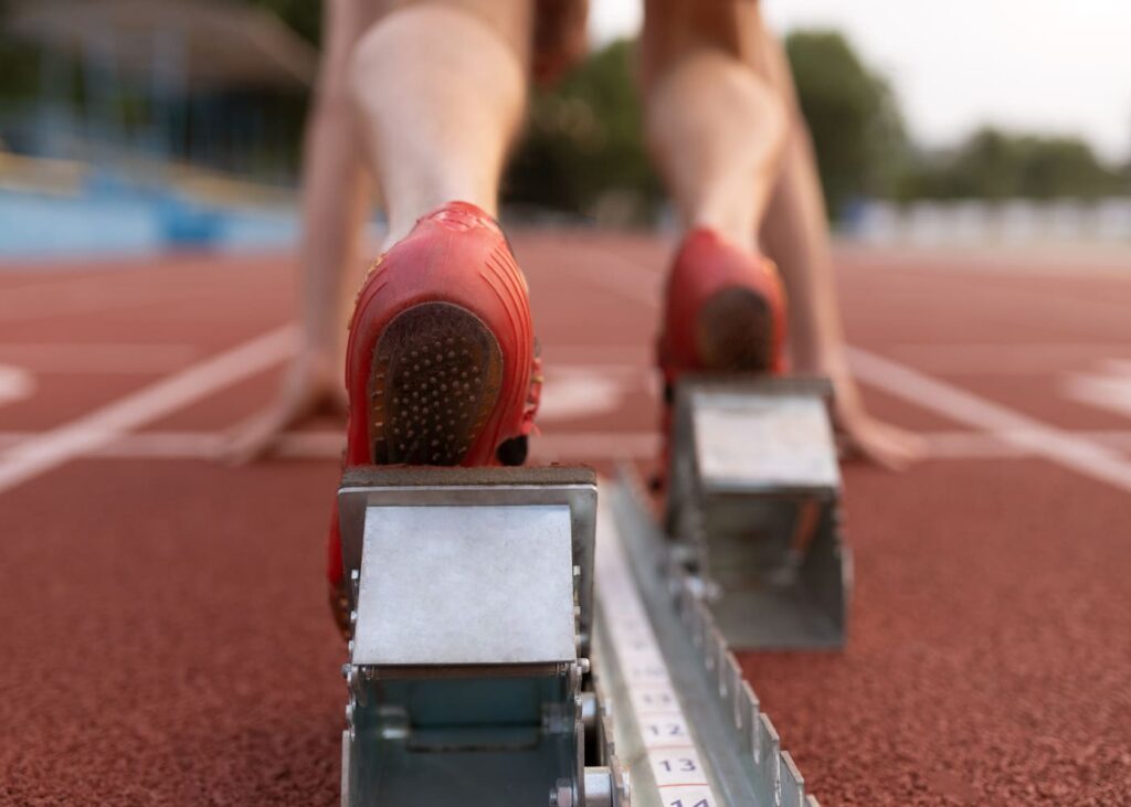 gros-plan-de-chaussures-d-une-personne-sur-la-ligne-de-depart-sur-une-piste-d-athletisme