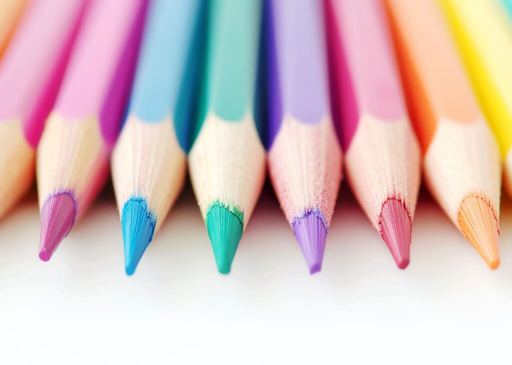 gros-plan-de-crayons-de-couleurs-poses-sur-une-table