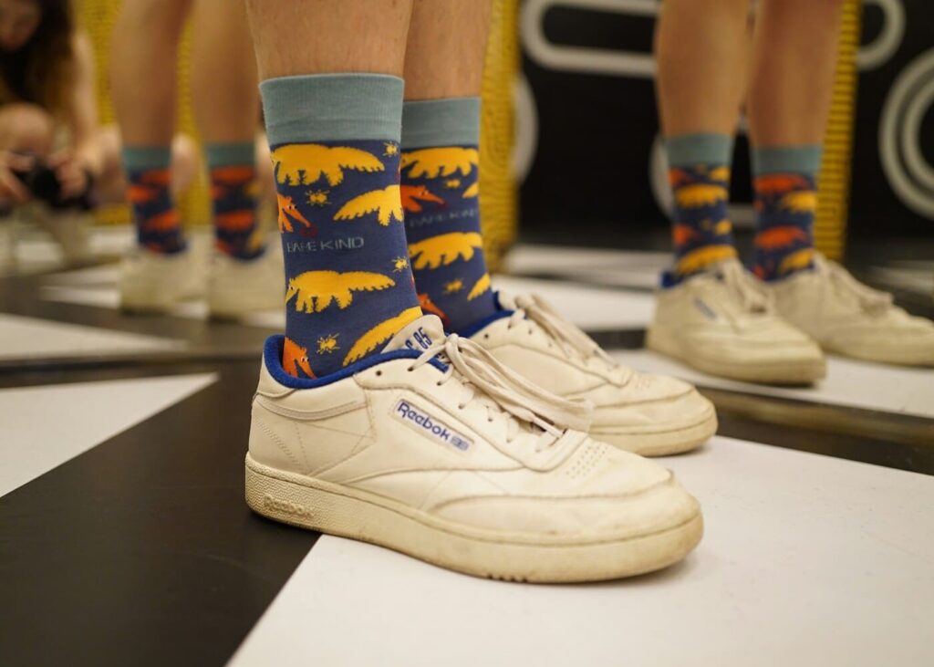 gros-plan-de-jambes-avec-chaussettes-fantaisies-et-baskets-blanches