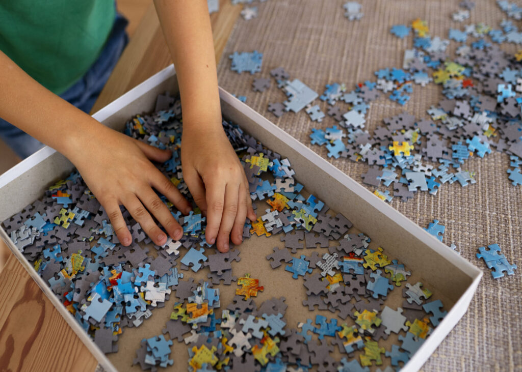 gros-plan-de-mains-d-enfant-qui-fait-un-puzzle.jpg