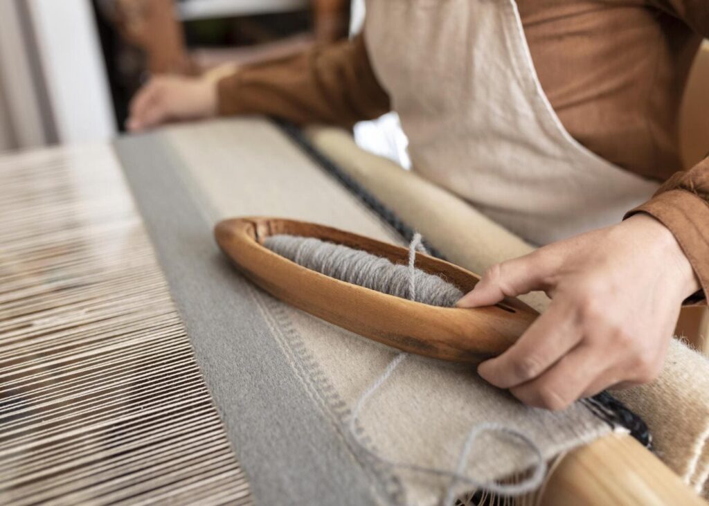gros-plan-sur-les-mains-d-une-femme-qui-fait-de-la-broderie-avec-une-machine.jpg