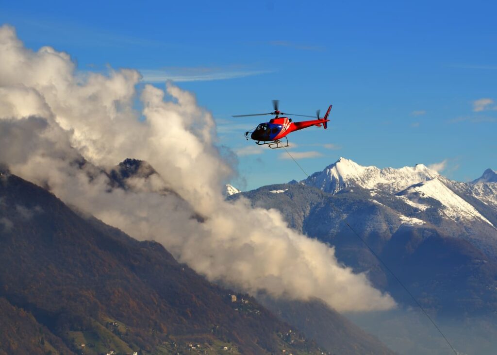 helicoptere-qui-vole-au-dessus-des-montagnes