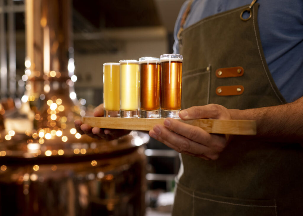 homme-en-tablier-qui-tient-un-plateau-de-bieres-artisanales