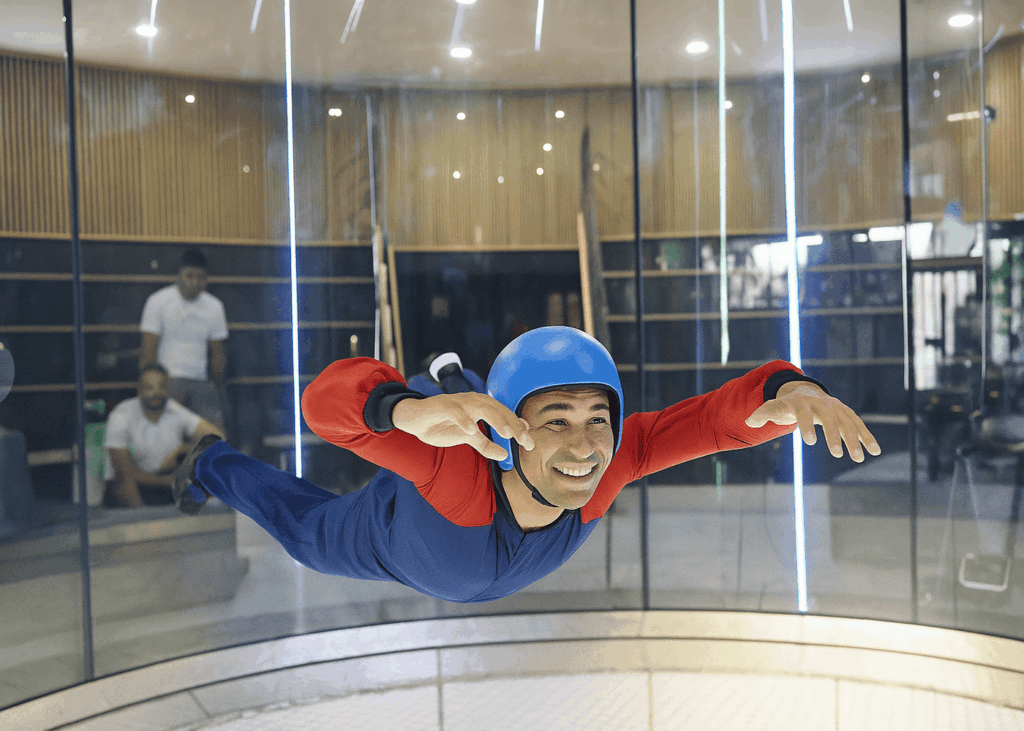 homme-en-train-de-faire-un-simulateur-de-chite-libre-dans-une-soufflerie