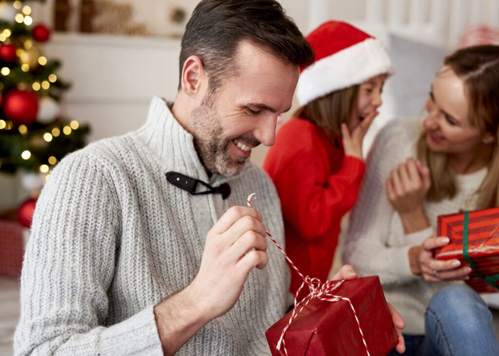 homme-heureux-en-ouvrant-son-cadeau-de-noel.jpg