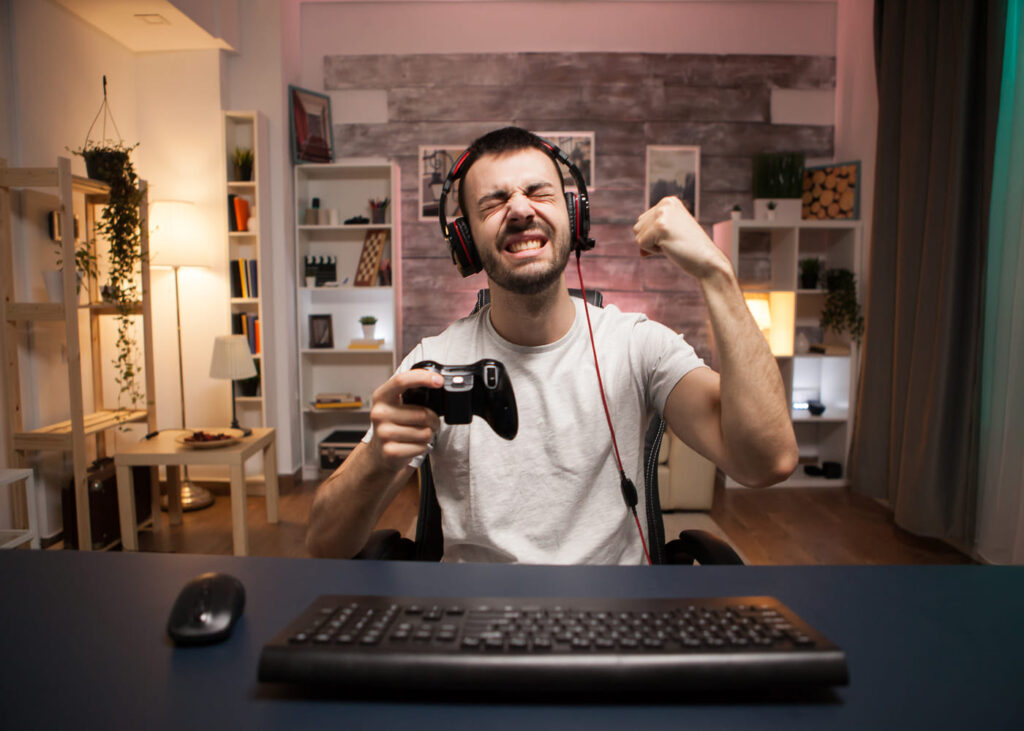 homme-heureux-qui-joue-a-un-jeu-video.jpg