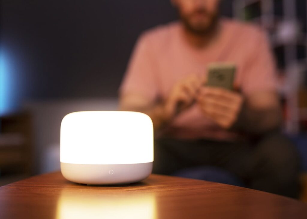 homme-qui-allume-une-lampe-connectee-a-distance