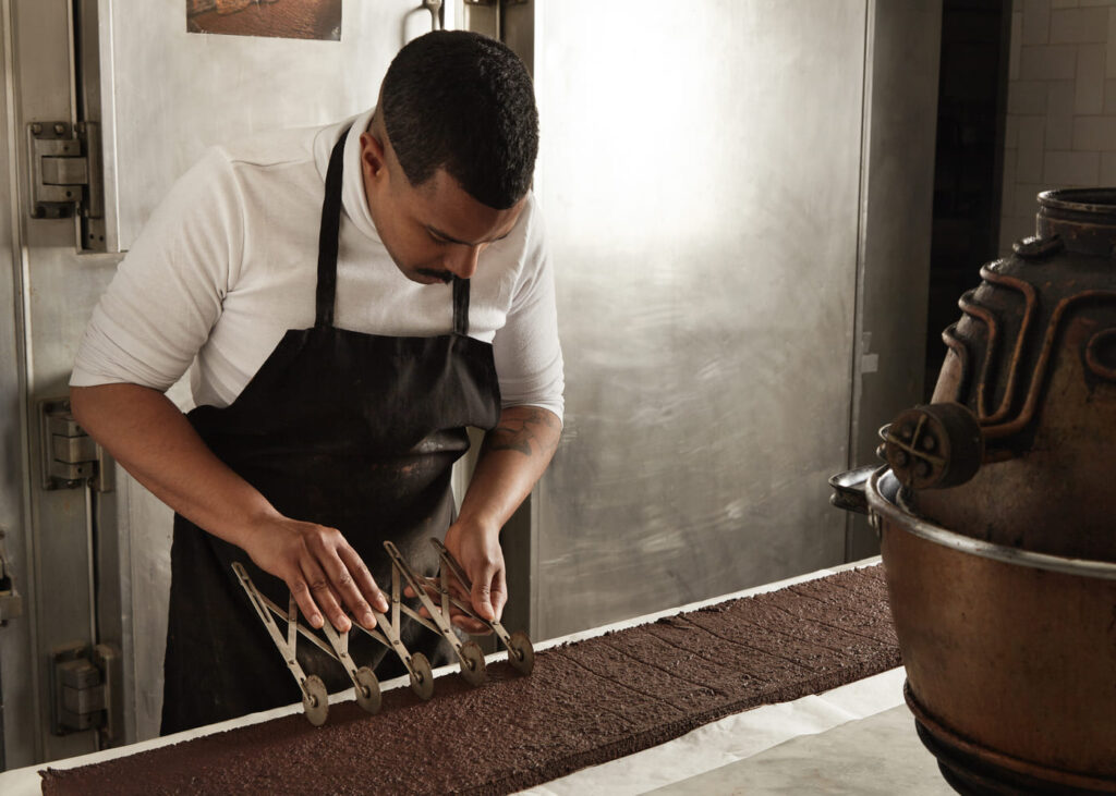 homme-qui-decoupe-du-chocolat-dans-un-atelier
