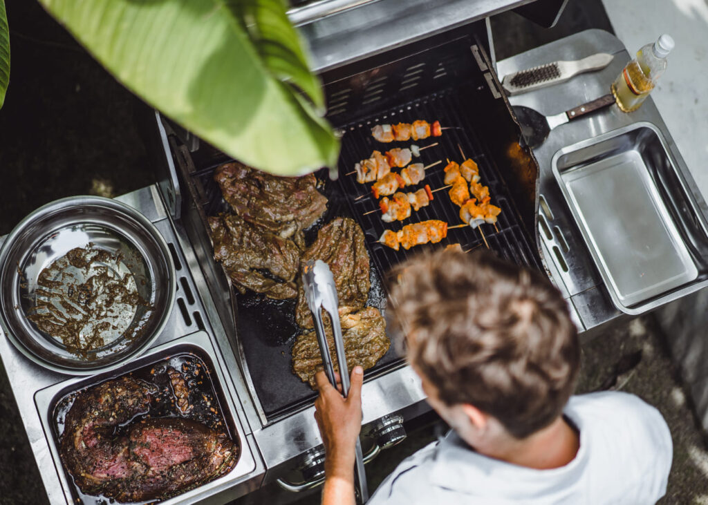 homme-qui-fait-cuire-de-la-viande-dans-un-barbecue