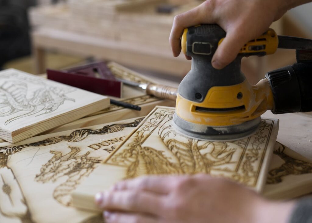 homme-qui-fait-de-la-gravure-sur-bois-avec-une-machine