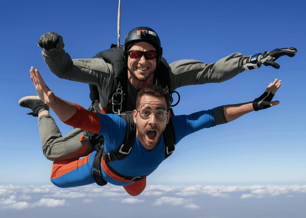 homme-qui-fait-un-saut-en-parachute-accompagnee-d-un-instructeur