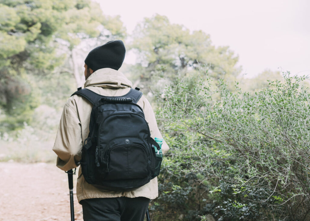 homme-qui-fait-une-randonnee-en-pleine-nature-avec-un-sac-a-dos-sur-le-dos.jpg
