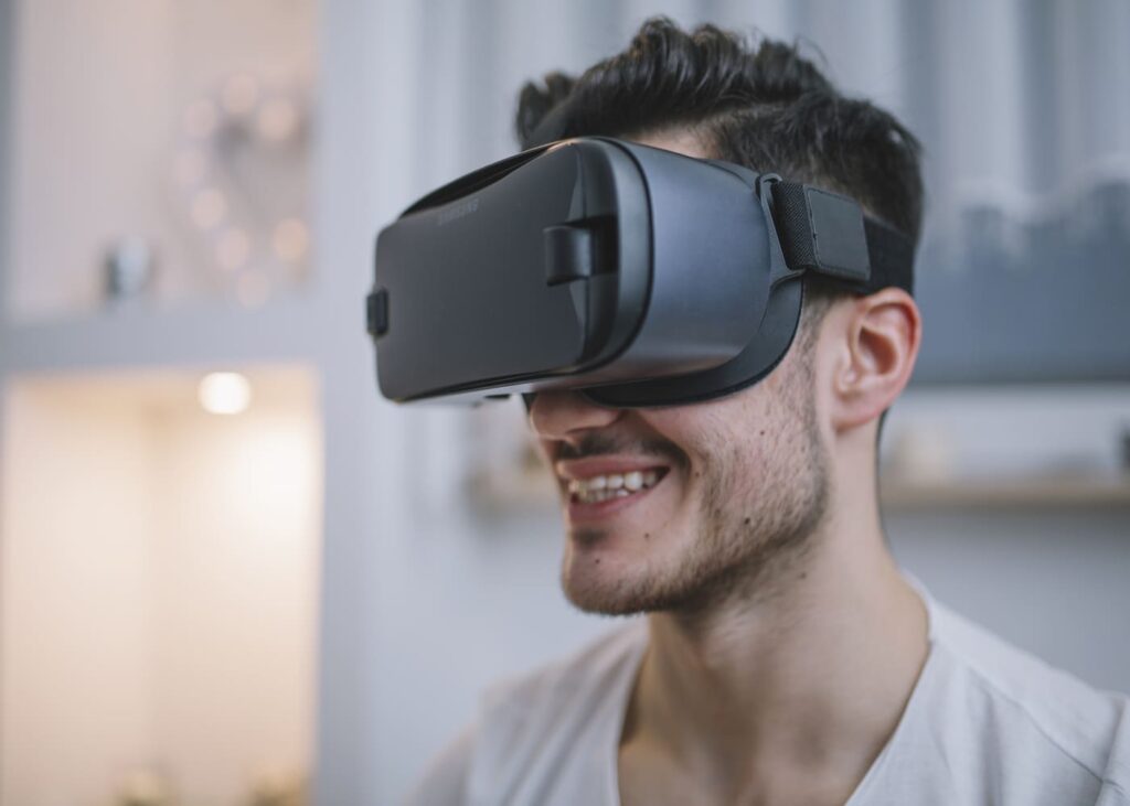 homme-qui-porte-un-casque-VR