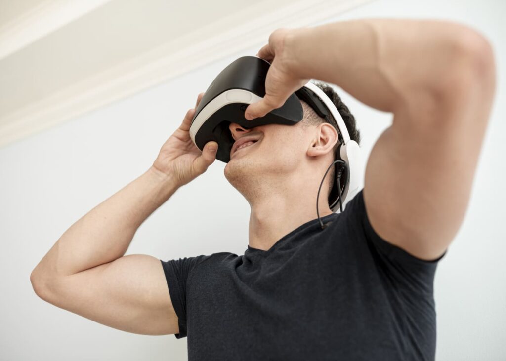 homme-qui-porte-un-casque-de-realite-virtuelle
