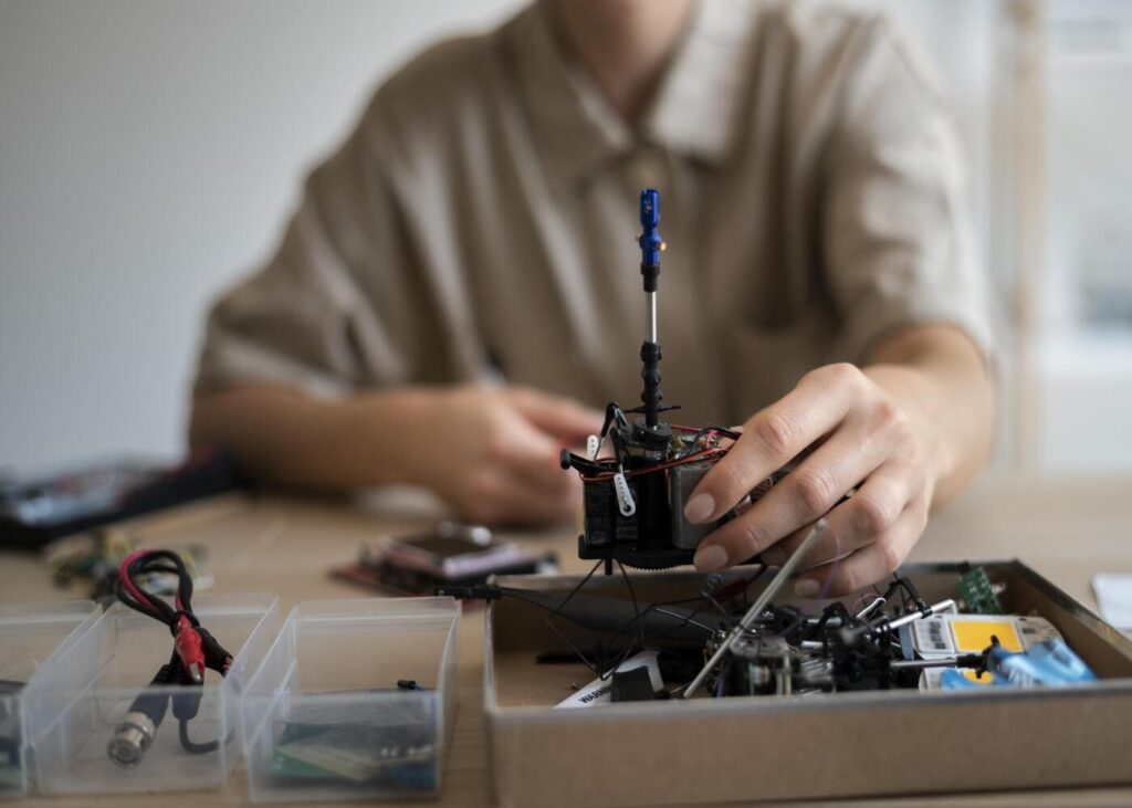 homme-qui-realise-un-kit-robotique