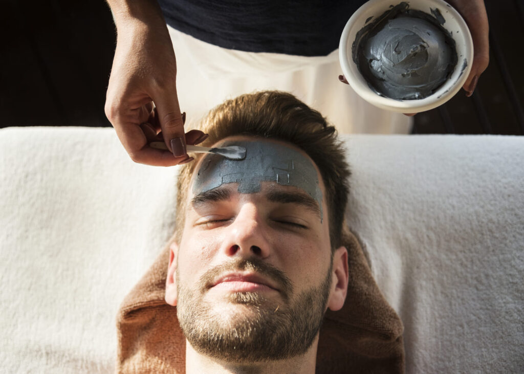 homme-qui-se-fait-poser-un-masque-sur-le-visage