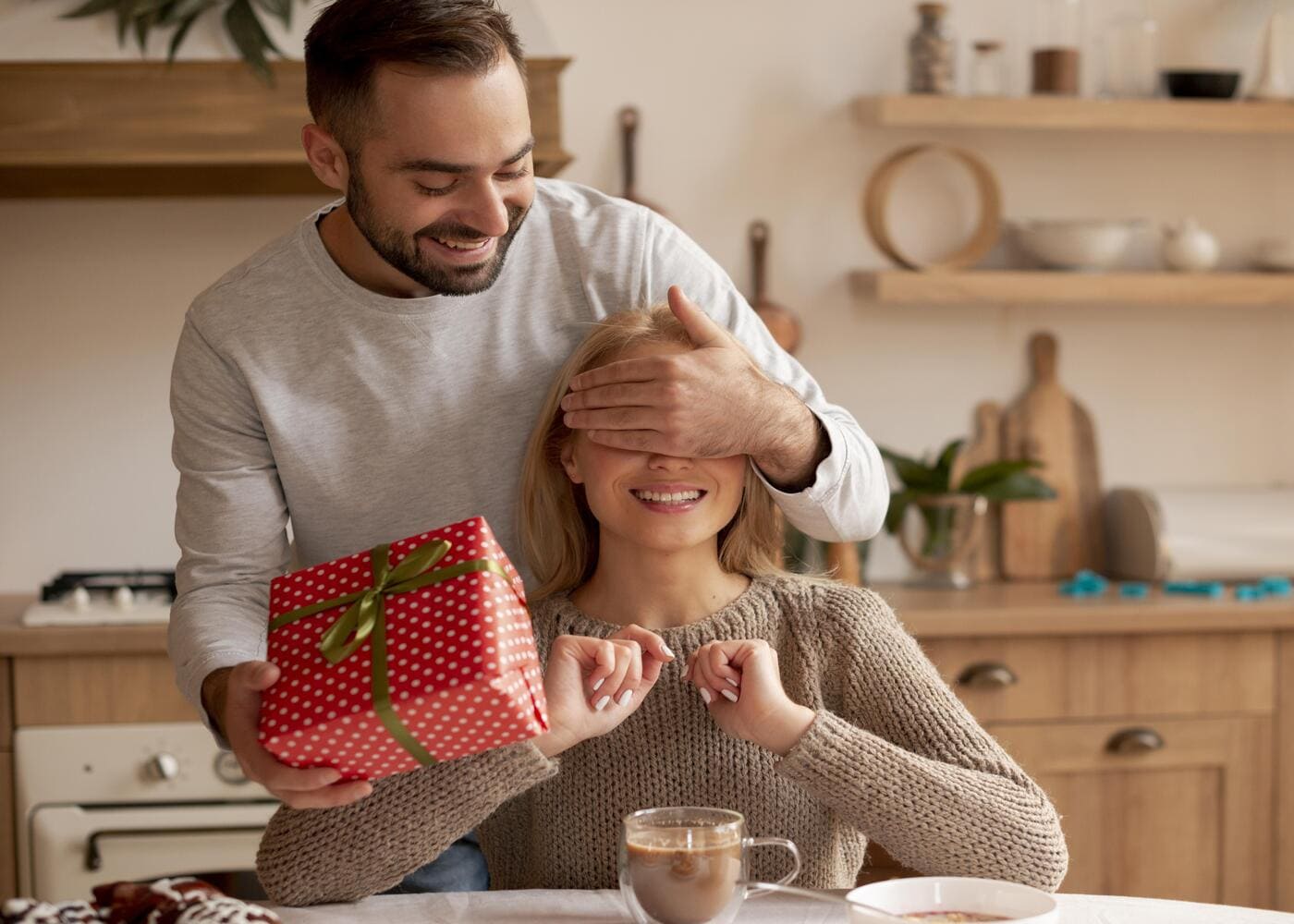 homme-qui-surprend-sa-petite-amie-avec-un-cadeau.jpg